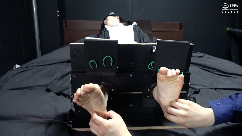 勤務 5 メイドさんの足を徹底くすぐり! 拘束されてくすぐられると気持ちよくなっちゃう!? 春日えな