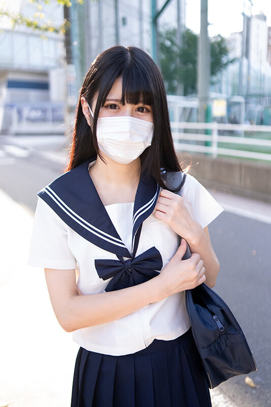 素人女子校生【限定】あいちゃん18歳 下校途中に個人撮影 SEXは彼氏1人だけ。女の子の人生初の中イキを記録しました。初の生中出しもw