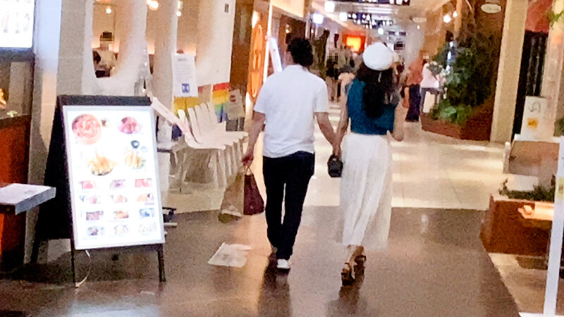 【ガチ浮気】荒々しい男に犯●れるプレイが好きな性欲旺盛新婚奥さん(23歳) 旦那とのデート中に浮気を楽しむ!バレないように電話させて種付けに酔いしれるド淫乱痴女妻