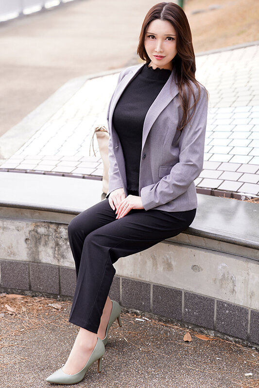 大手下着会社勤務 38歳 美人企画課長 旦那を裏切りイケメンモデルの生チ○ポに犯●れる。そのまま中出しされる。