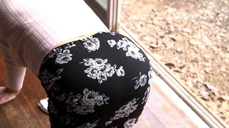 父親が居る昼下がり息子と肉欲SEXをする淫欲お母さん！連続アクメで絶頂中出しSEX！