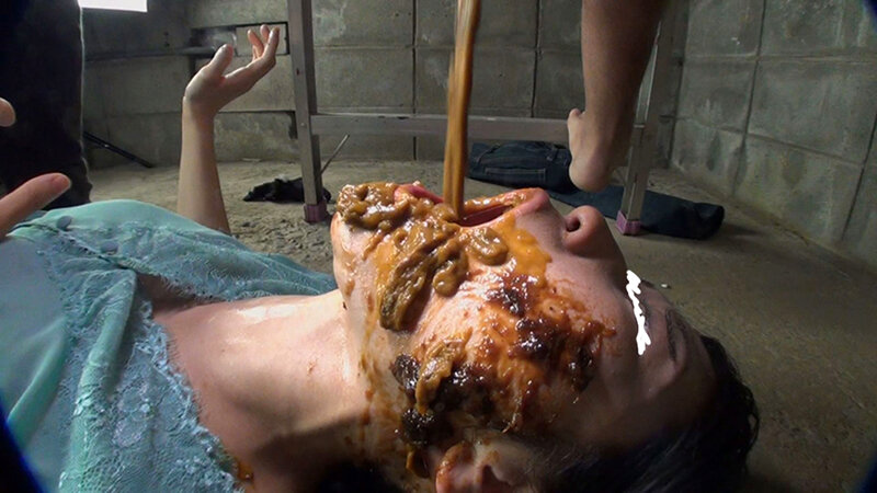 大量糞尿 顔面口受けスカトロ人間便器