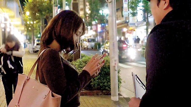 完全顔出しガチナンパ!超極上清楚妻に童貞君の素股体験をお願いしたら、「旦那に悪いから…」といいつつま●こはトロトロ。うぶチ●ポに溺れ、生入れも拒まない最高の筆おろし!~白目絶頂、ビクビク痙攣、喘ぎデカすぎ、ドスケベセレブ妻編