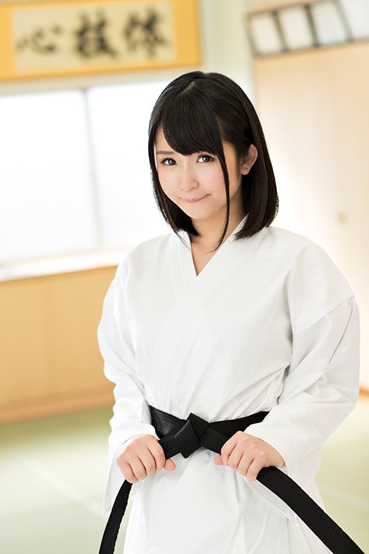 全国大会出場経験を持つFカップの黒帯空手美少女 結梨19歳