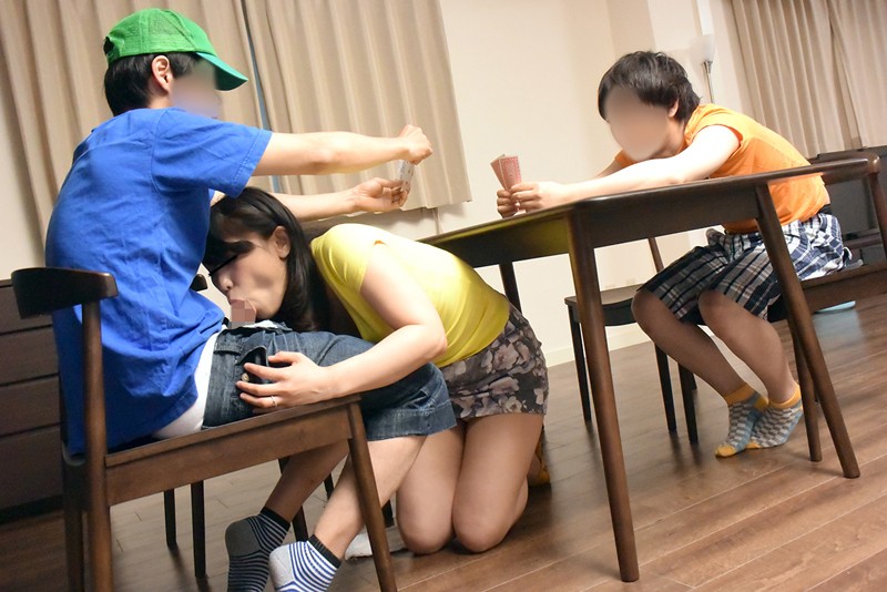 子育てが一段落した奥様たちの間で今危険な火遊びが止まらない！息子の友達だろうとおかまいなし！チ●ポご無沙汰ママたちは勃ちっぱなしの絶倫少●棒を寂しいマ●コから離せない！家族の目を盗んでいつでもズコバコどこでも生でハメっぱなし！！ 4