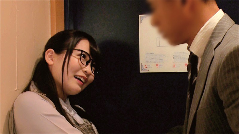 会社の飲み会で終電を逃した●っ払い後輩と二人きり。仕方なく入ったラブホテルでドキドキの相部屋宿泊物語。枢木あおい