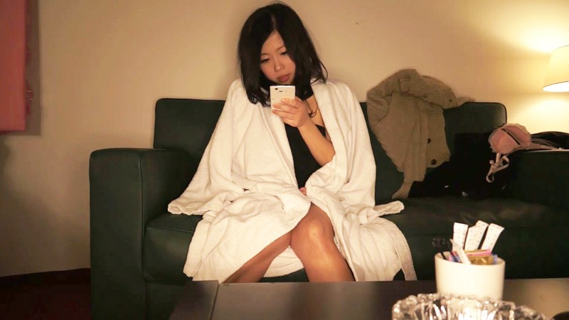 母子家庭育ちの18歳。 3つの掛け持ちバイトで自分から持ちかける小遣い稼ぎ。 青柳まゆか