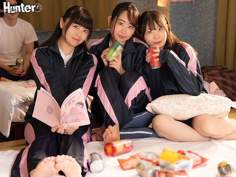 修学旅行先のホテルで目を覚ましたらクラスメイト女子がレズってる!気まずい!起きれない!目の前でそんな事されたら!パシリのボクが一発逆転!