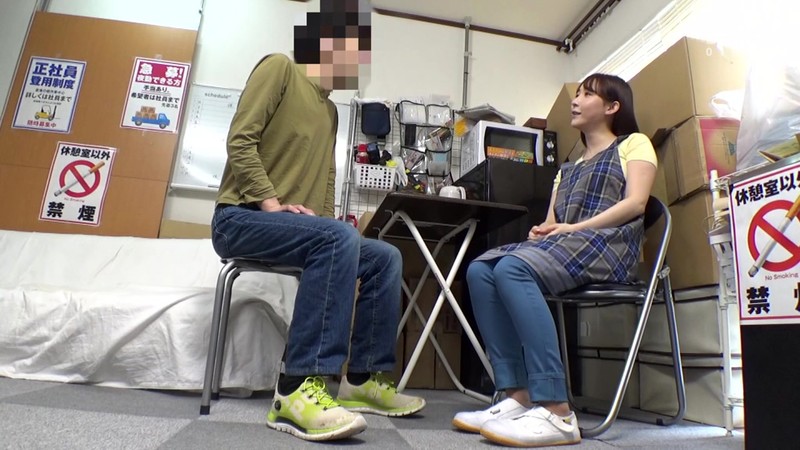 パートの人妻さんが若い従業員をこっそり連れ込んで楽しむヤリ部屋になっているバイト先の休憩室15