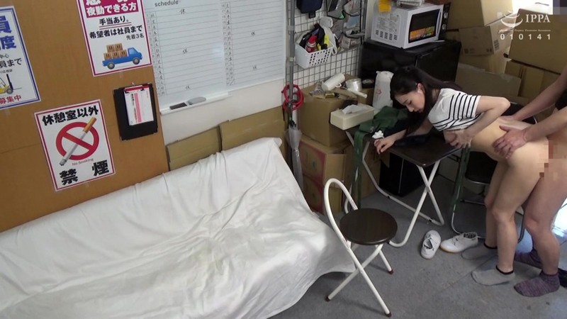 パートの人妻さんが若い従業員をこっそり連れ込んで楽しむヤリ部屋になっているバイト先の休憩室15