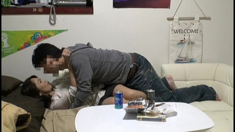 イケメンが熟女を部屋に連れ込んでSEXに持ち込む様子を盗撮したDVD。 6～強引にそのまま中出ししちゃいました～