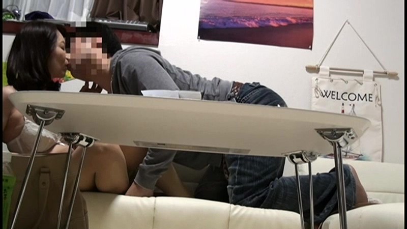 イケメンが熟女を部屋に連れ込んでSEXに持ち込む様子を盗撮したDVD。 6～強引にそのまま中出ししちゃいました～