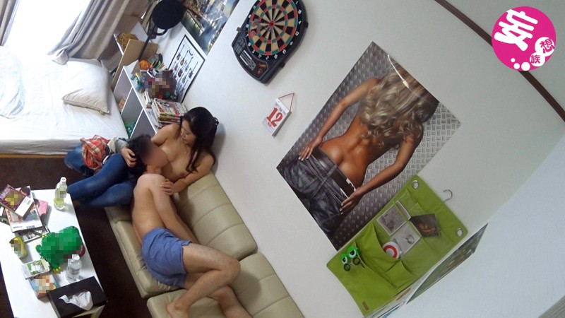 イケメンが熟女を部屋に連れ込んでSEXに持ち込む様子を盗撮したDVD。42～強引にそのまま中出ししちゃいました～