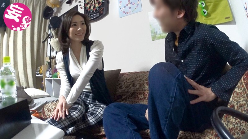 イケメンが熟女を部屋に連れ込んでSEXに持ち込む様子を盗撮したDVD。57～強引にそのまま中出ししちゃいました～