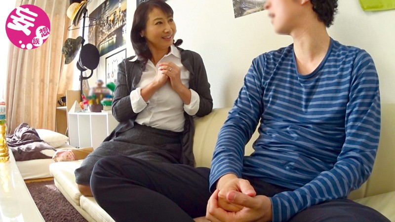 イケメンが熟女を部屋に連れ込んでSEXに持ち込む様子を盗撮したDVD。57～強引にそのまま中出ししちゃいました～