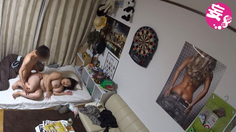 イケメンが熟女を部屋に連れ込んでSEXに持ち込む様子を盗撮したDVD。51～強引にそのまま中出ししちゃいました～