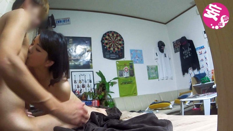 イケメンが熟女を部屋に連れ込んでSEXに持ち込む様子を盗撮したDVD。75～強引にそのまま中出ししちゃいました～