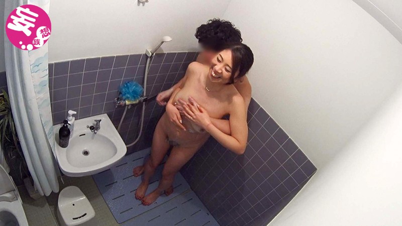 イケメンが熟女を部屋に連れ込んでSEXに持ち込む様子を盗撮した動画。 FANZA限定!先行配信スペシャル!!31