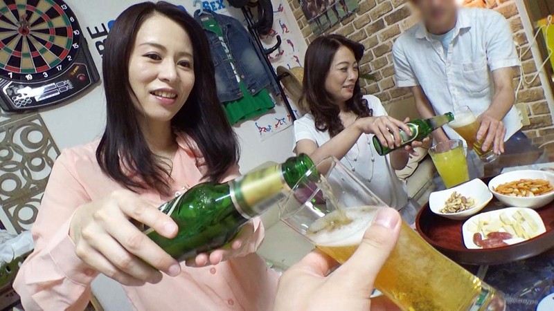 イケメンが熟女を部屋に連れ込んでSEXに持ち込む様子を盗撮した動画。ふたたび美しい熟女だけをご招待！コスプレしてノーパンツイスターしちゃいました大乱交スペシャル！！FANZA限定！先行配信スペシャル！！35