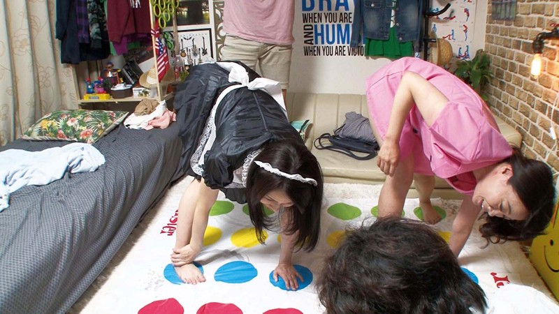 イケメンが熟女を部屋に連れ込んでSEXに持ち込む様子を盗撮した動画。ふたたび美しい熟女だけをご招待！コスプレしてノーパンツイスターしちゃいました大乱交スペシャル！！FANZA限定！先行配信スペシャル！！35