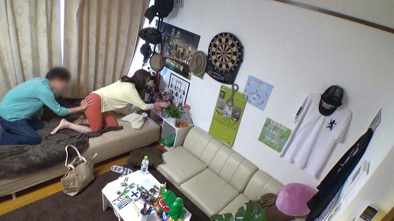 イケメンが熟女を部屋に連れ込んでSEXに持ち込む様子を盗撮したDVD。100～強引にそのまま中出ししちゃいました～