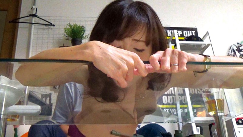 イケメンが熟女を部屋に連れ込んでSEXに持ち込む様子を盗撮したDVD。105~強引にそのまま中出ししちゃいました~