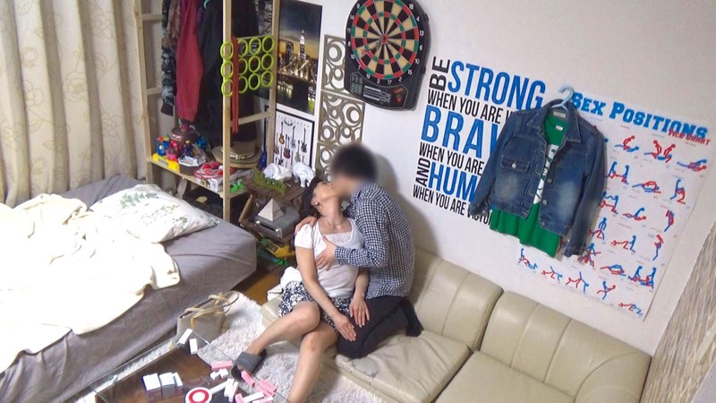 イケメンが熟女を部屋に連れ込んでSEXに持ち込む様子を盗撮したDVD。122~強引にそのまま中出ししちゃいました~