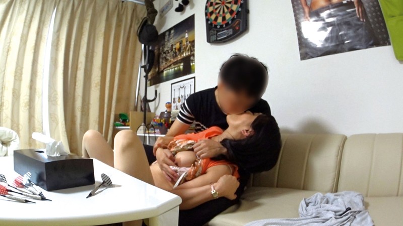 イケメンが熟女を部屋に連れ込んでSEXに持ち込む様子を盗撮したDVD。123～強引にそのまま中出ししちゃいました～