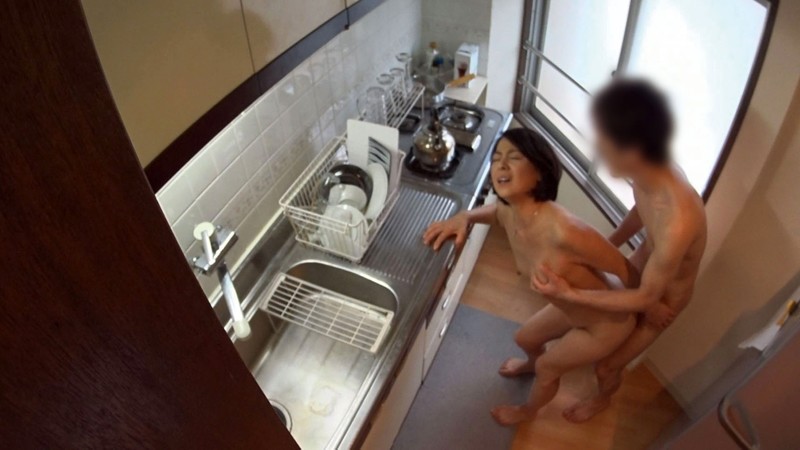 イケメンが熟女を部屋に連れ込んでSEXに持ち込む様子を盗撮したDVD。128～強引にそのまま中出ししちゃいました～