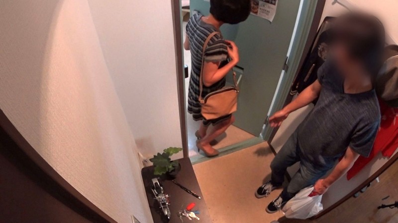 イケメンが熟女を部屋に連れ込んでSEXに持ち込む様子を盗撮したDVD。134～強引にそのまま中出ししちゃいました～