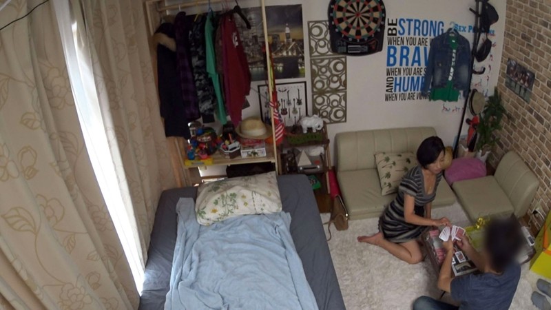 イケメンが熟女を部屋に連れ込んでSEXに持ち込む様子を盗撮したDVD。134～強引にそのまま中出ししちゃいました～