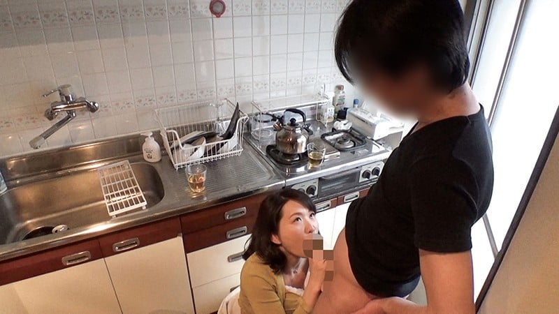 イケメンが熟女を部屋に連れ込んでSEXに持ち込む様子を盗撮したDVD。141～強引にそのまま中出ししちゃいました～