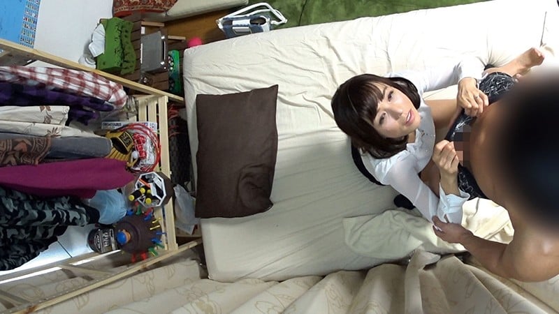 イケメンが熟女を部屋に連れ込んでSEXに持ち込む様子を盗撮したDVD。142～強引にそのまま中出ししちゃいました～