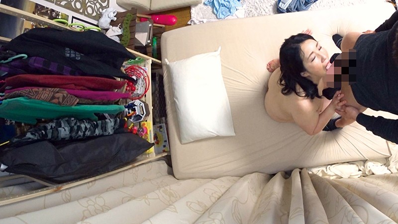 イケメンが熟女を部屋に連れ込んでSEXに持ち込む様子を盗撮したDVD。147～強引にそのまま中出ししちゃいました～