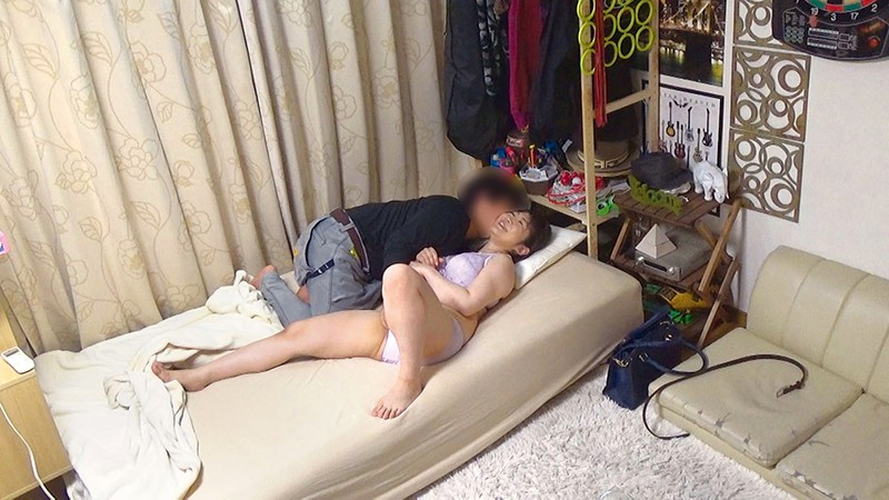 イケメンが熟女を部屋に連れ込んでSEXに持ち込む様子を盗撮したDVD。149～強引にそのまま中出ししちゃいました～