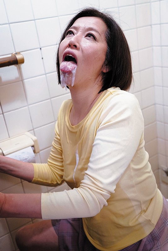 ママが甘えん坊のおしっこ手伝って、おっぱい飲ませてシコシコしてあげる。