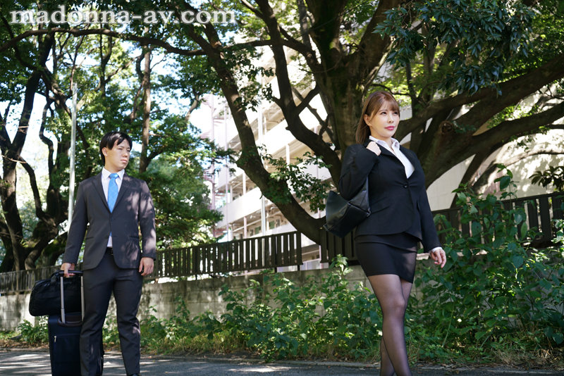 出張先のビジネスホテルでずっと憧れていた女上司とまさかまさかの相部屋宿泊 叶愛