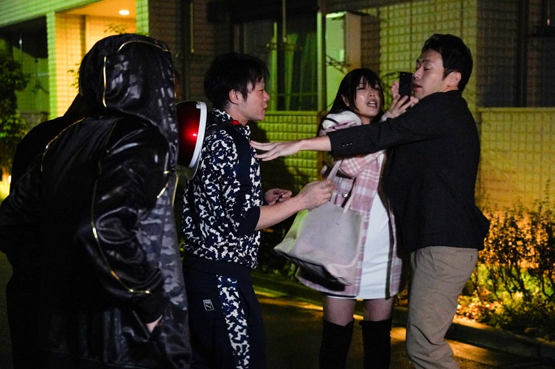 軽蔑していた近所のDQN達に愛する妻が寝取られ中出しされまくっていた 新村あかり