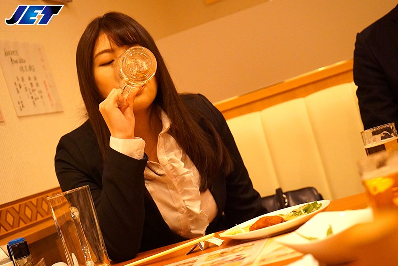 酔うと記憶を無くす妻は何度寝取られても気付かない 新村あかり