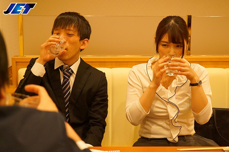 酔うと記憶を無くす妻は何度寝取られても気付かない 新村あかり