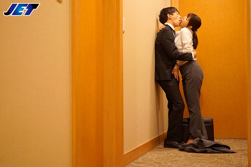 酔うと記憶を無くす妻は何度寝取られても気付かない 新村あかり