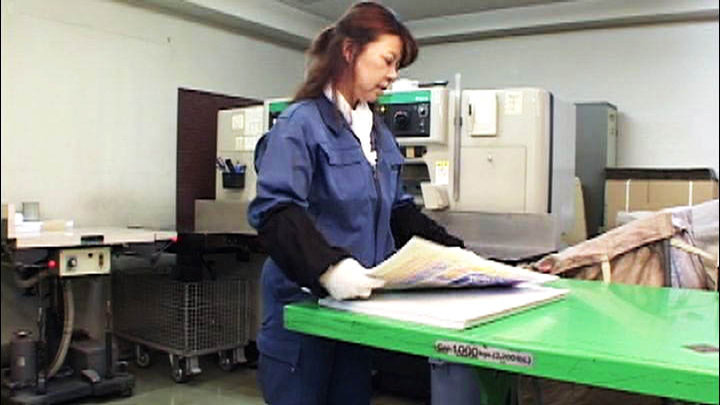 働く熟年おばさん職場で我慢できずに若いチ○ポを貪りまくる！