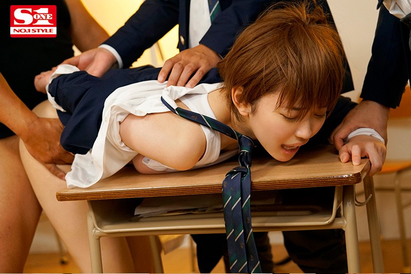 男装がバレてクラスメイトに輪●されたオレ 架乃ゆら