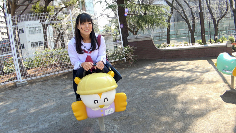 夏休み日焼けあとが残るちびとりちゃんとエッチなプール教室