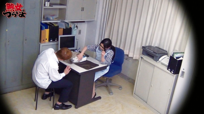 コンビニエンスストアL 誤認逮捕→形勢逆転!万引き誤認逮捕!誤認した少年に許しを乞う為にデカチンを挿入され悲痛なはずが…イキまくる人妻コンビニ店長「万引きしたの見たわよ!盗ったもの出しなさい!」「あれ?ない??」