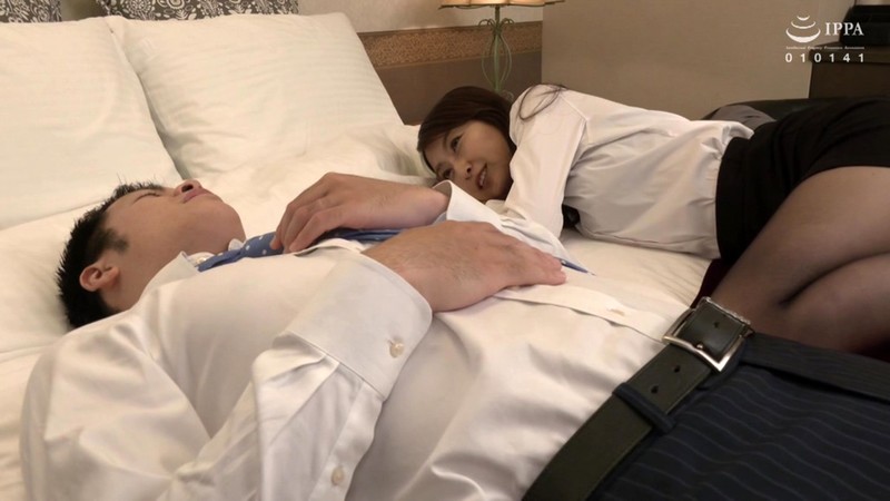 「ねぇ、もう少し一緒に飲まない？」終電を逃して二人きり…酔うと可愛くなる普段は厳しい女上司と朝までハメ潮だだ漏れセックス 青木玲