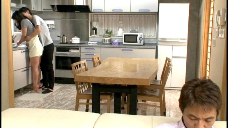 近親［無言］相姦 隣にお父さんがいるのよ… 村上涼子