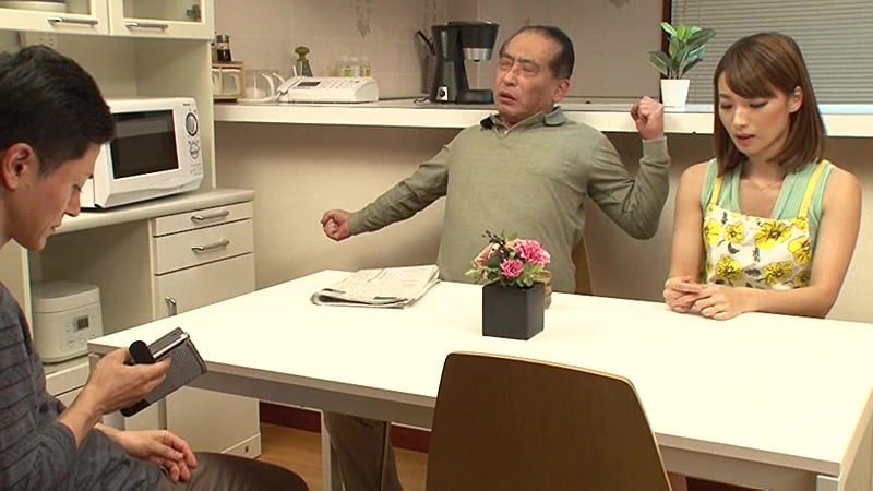 父が出かけて2秒でセックスする母と息子 西内るな