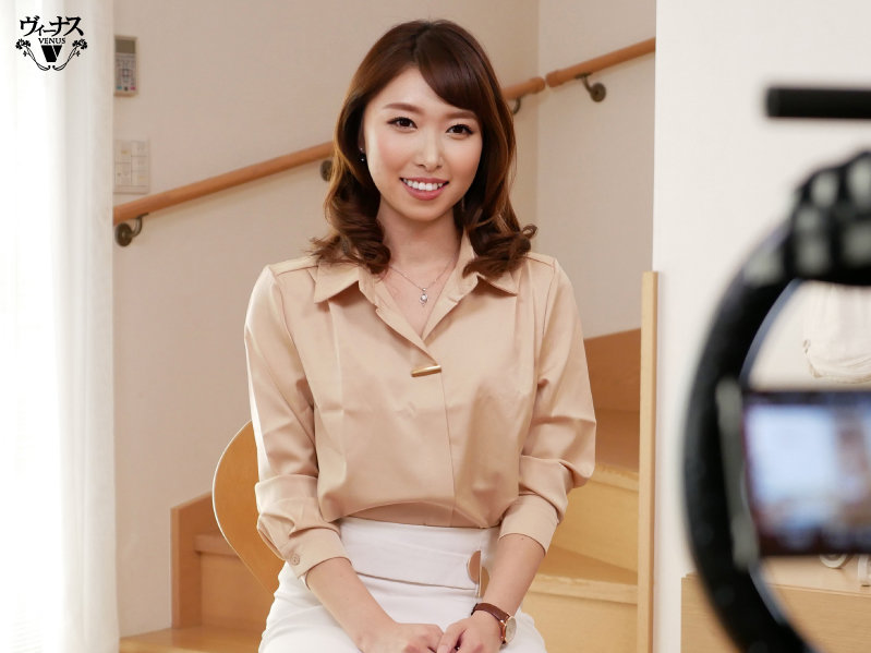 本物素人妻AV Debut！！「誰かに見られているかもしれない」が気持ちいい…現役OL妻の背徳スリル共存SEX 堂本未来