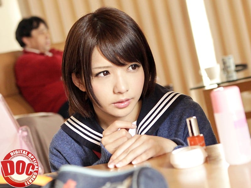 こたつの中だからと安心して無防備な格好をしている大人しそうな女の子にこっそりイタズラを。周りに誰かがいて声を出せない状況に、パンツが濡れるほど興奮した彼女はビショビショに濡れたオマ○コを僕に…